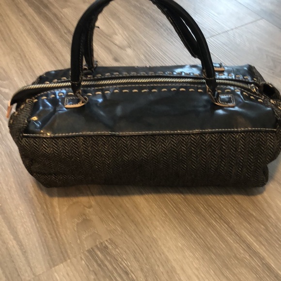 matt & nat hand bag
Length: 13.5” Width: 10”
Grey and black chevron pattern - Picture 3 of 4